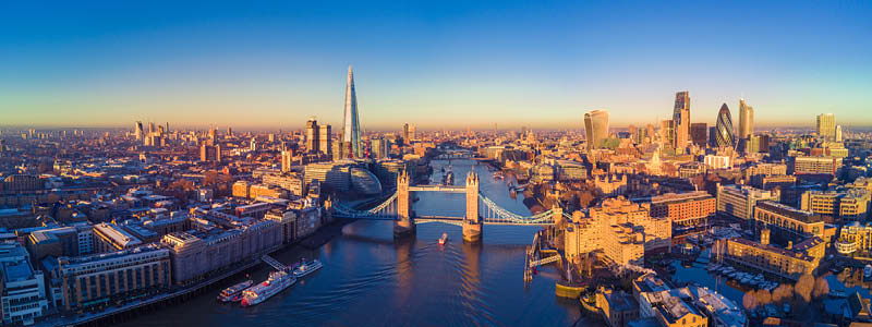 London stad med floden Themsen, The Shard och London Bridge på en trädgårdsresa.